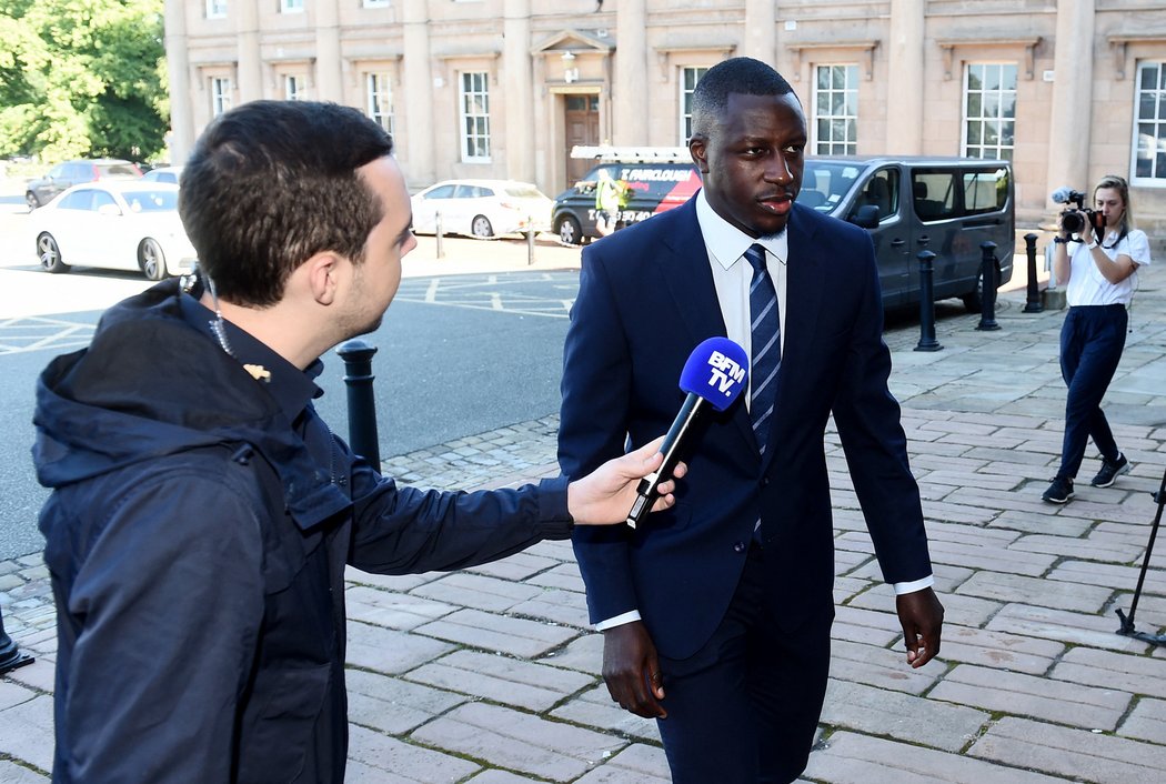 Fotbalista Manchesteru City Benjamin Mendy čelí několikanásobnému obvinění ze znásilnění