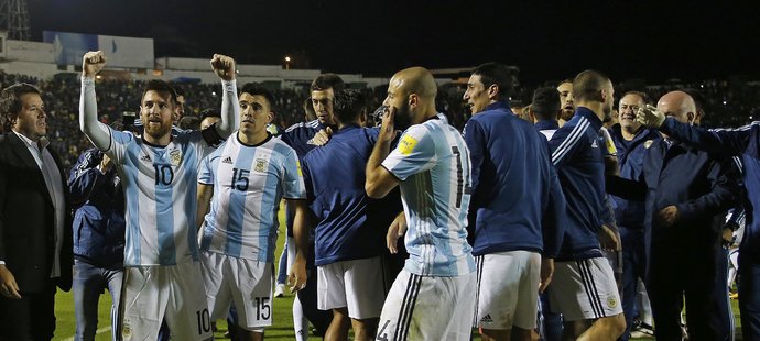 Fotbalisté Argentiny vyhráli v posledním utkání jihoamerické kvalifikace o mistrovství světa v Ekvádoru 3:1 a odvrátili hrozbu toho, že poprvé od roku 1970 budou chybět na finálovém turnaji.