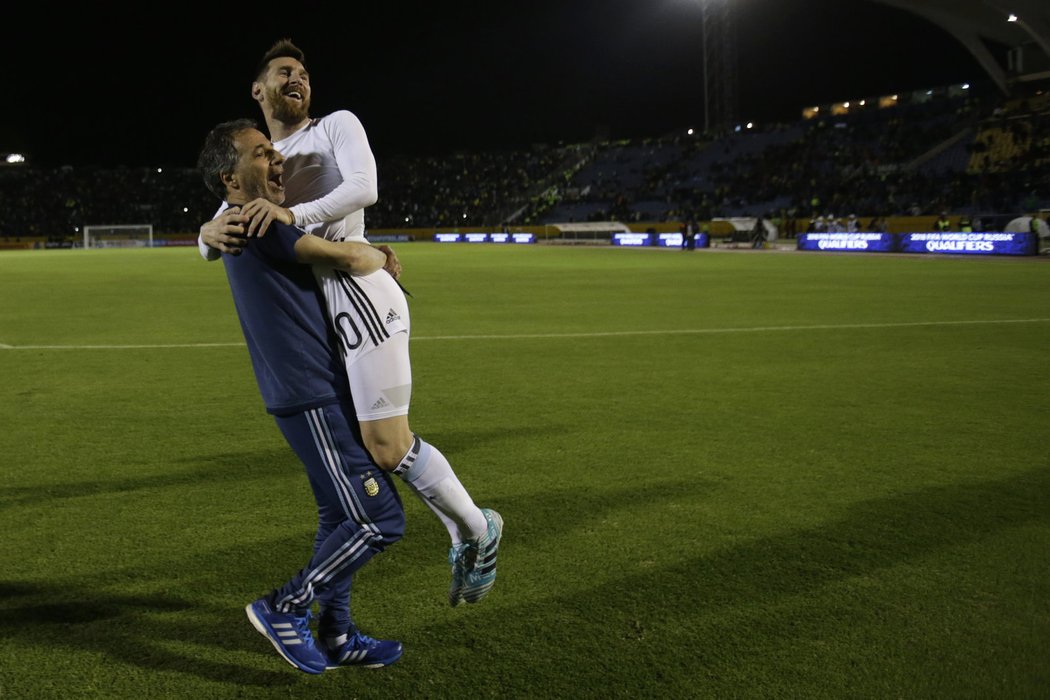 Lionel Messi v Quitu otočil skóre po úvodním gólu domácího týmu v první minutě.