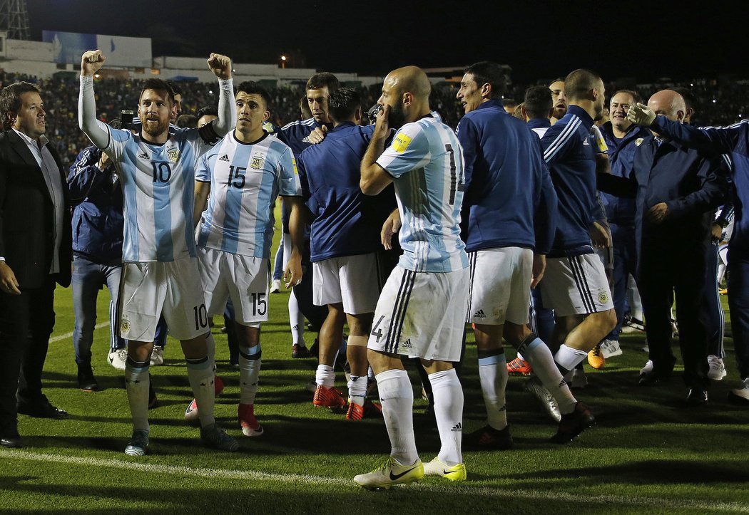 Fotbalisté Argentiny vyhráli v posledním utkání jihoamerické kvalifikace o mistrovství světa v Ekvádoru 3:1 a odvrátili hrozbu toho, že poprvé od roku 1970 budou chybět na finálovém turnaji.