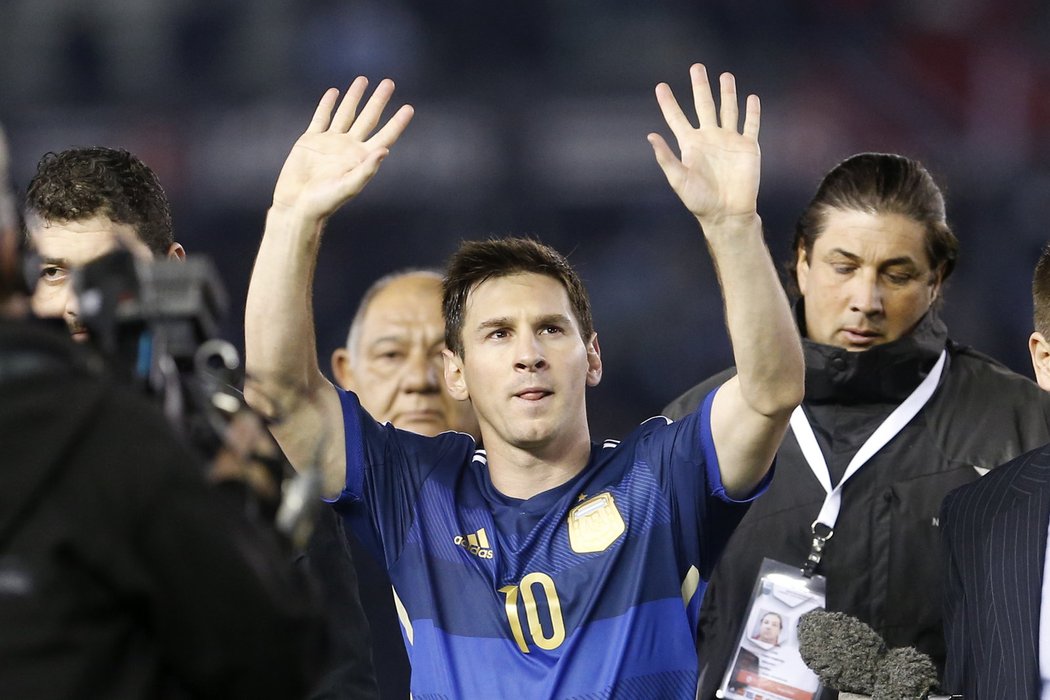 Lionel Messi zdraví fanoušky po přípravném zápase Argentiny s Trinidadem a Tobago