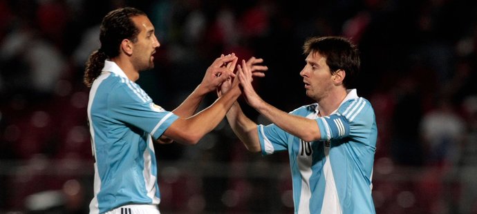 Lionel Messi slaví branku s Hernandem Barcosem