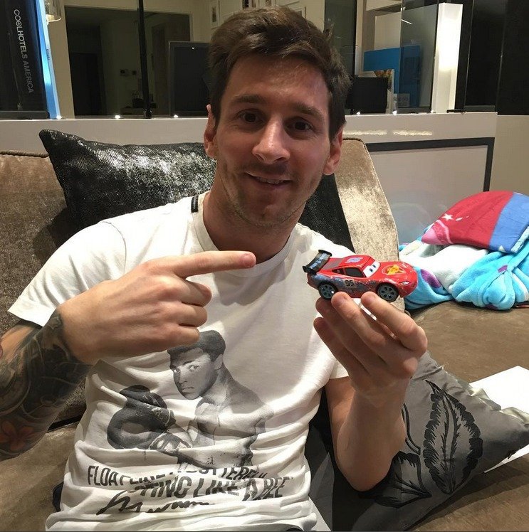 Argentinec Lionel Messi se jen směje zprávám, že si koupil auto skoro za miliardu. Na sociální síti zveřejnil fotku s dětským autíčkem a popiskou, tohle je moje nové auto.