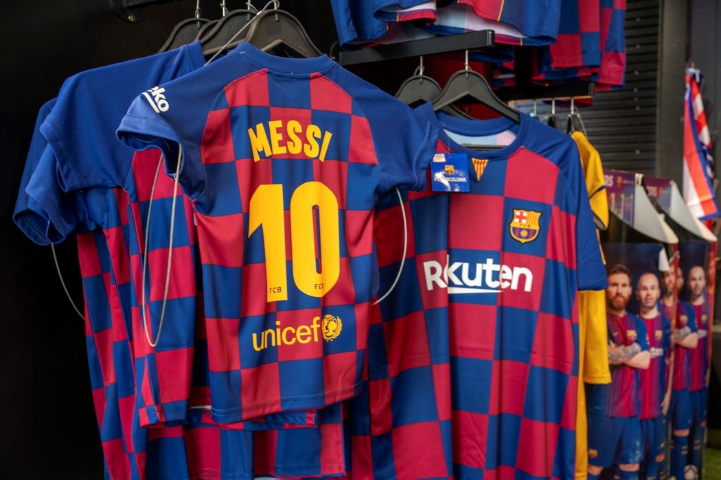 Dresy Barcelony se jménem Lionela Messiho, které už se nyní prodávat tolik rozhodně nebudou...