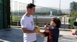 Mladý brazilský fotbalista Gabriel Muňiz, který hraje fotbal i přesto, že nemá chodidla, se potkal s Lionelem Messim
