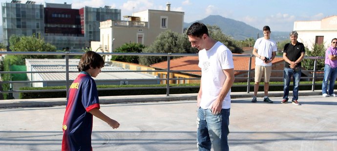 Mladý fotbalista bez chodidel si zakopal s Lionelem Messim, hvězdě Barcelony nasadil jesličky
