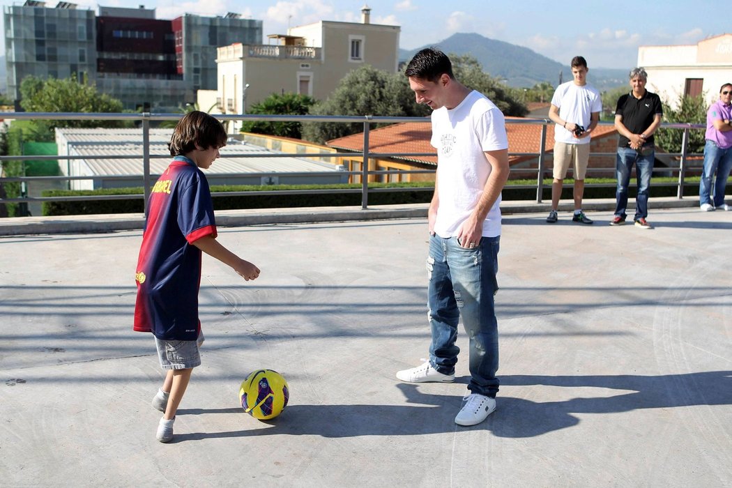 Mladý fotbalista bez chodidel si zakopal s Lionelem Messim, hvězdě Barcelony nasadil jesličky