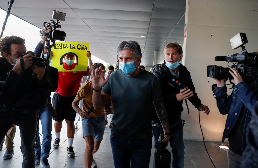 Otec Lionela Messiho Jorge po přistání na letišti v Barceloně, kde jednal o budoucnosti svého syna