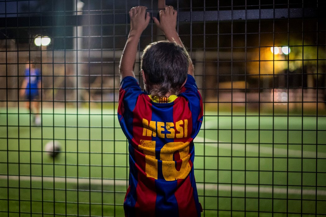 Malý fanoušek Lionela Messiho v dresu Barcelony