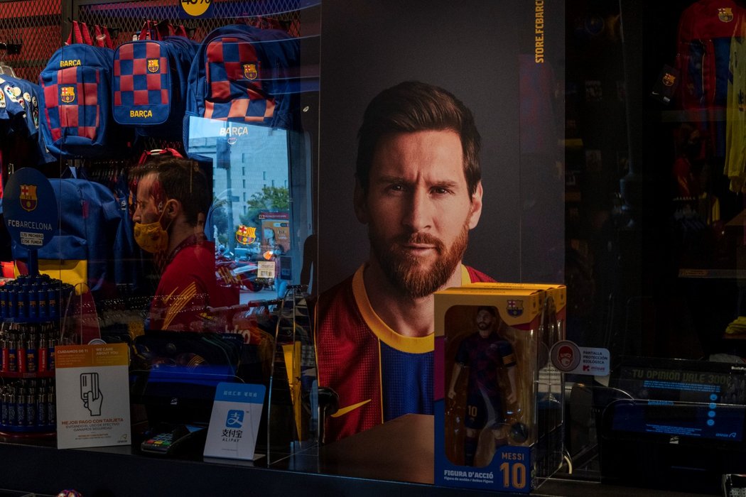 Fanshop Barcelony, kde je většina předmětů s podobiznou Lionela Messiho