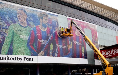 Na Camp Nou, stadionu Barcelony, už sundavají obří podobiznu legendárního Lionela Messiho, který přestupuje do PSG