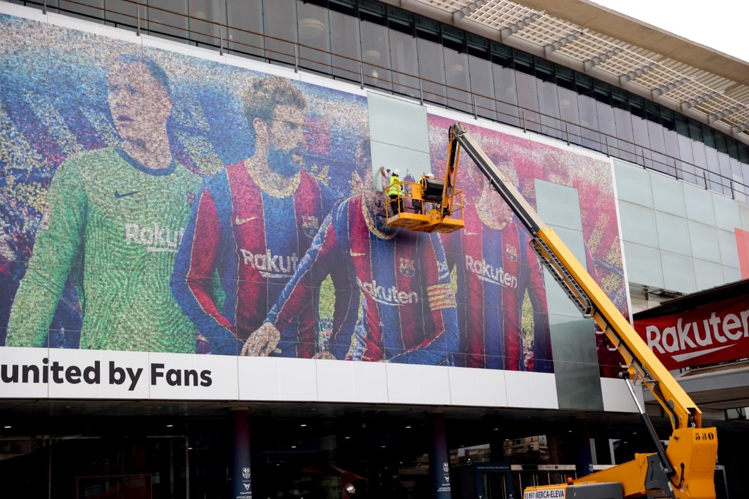 Na Camp Nou, stadionu Barcelony, už sundavají obří podobiznu legendárního Lionela Messiho, který přestupuje do PSG