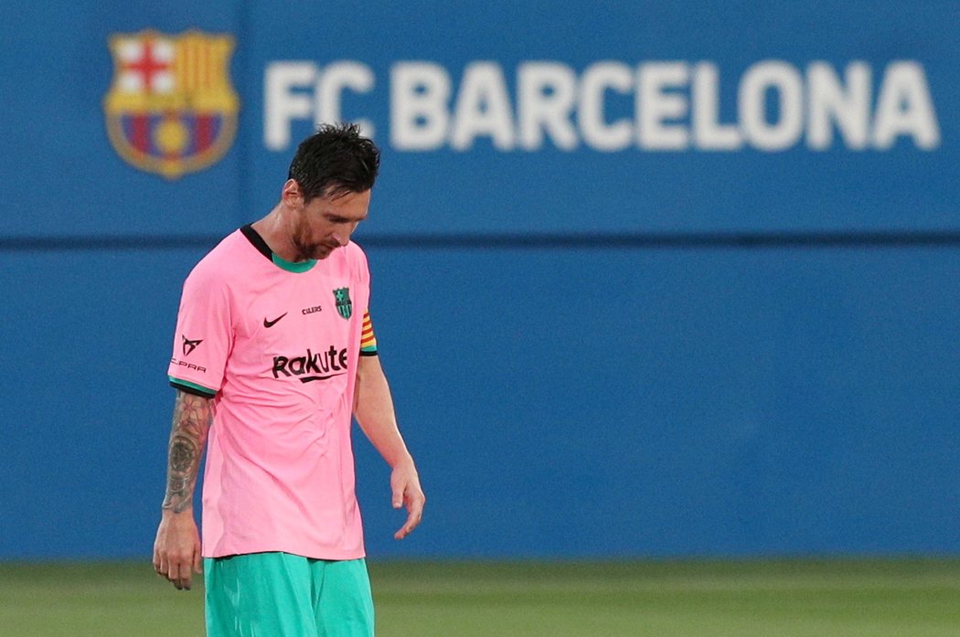Lionel Messi se po 21letech rozloučil s dresem Barcelony, která s ním kvůli finančním problémům nemohla podepsat novou smlouvu
