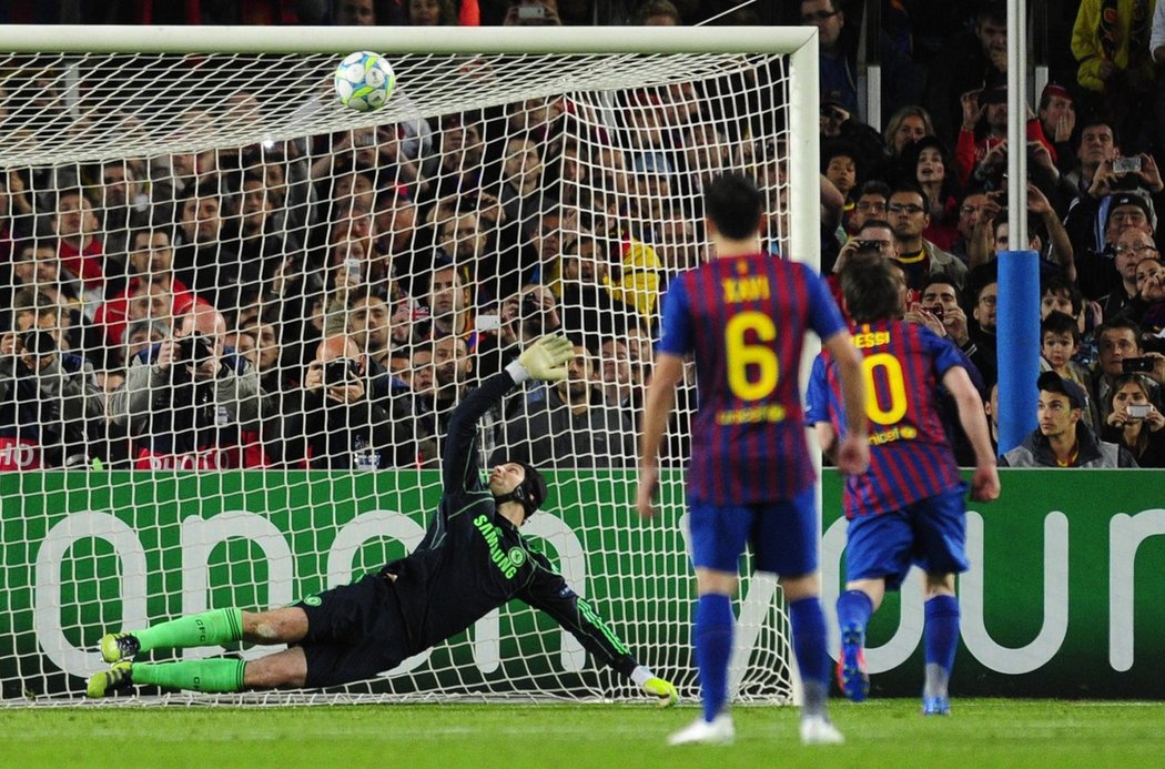 Petr Čech ještě v barvách Chelsea, kdy proti němu Lionel Messi neproměnil penaltu