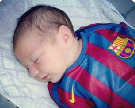 Jedna z fotek, které jsou na internetu vydávány za snímky Messiho syna...