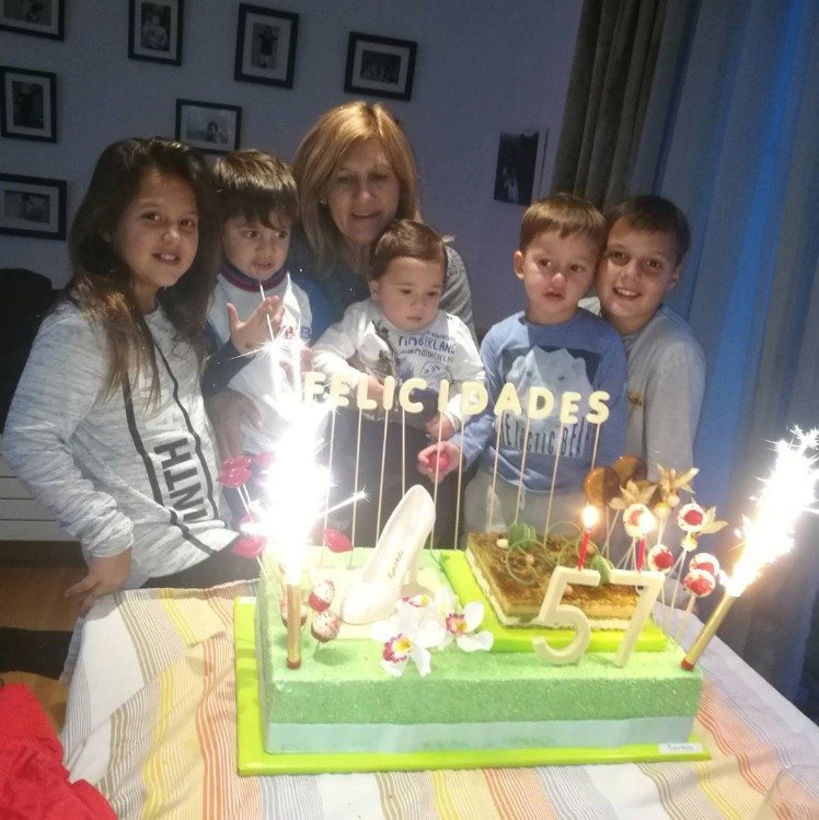 Matka Lionela Messiho Celia slavila 57. narozeniny s vnoučaty a obřím dortem.