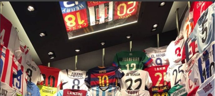 Lionel Messi ukázal svou sbírku vyměněných dresů, na stropě má i Pavla Nedvěda.