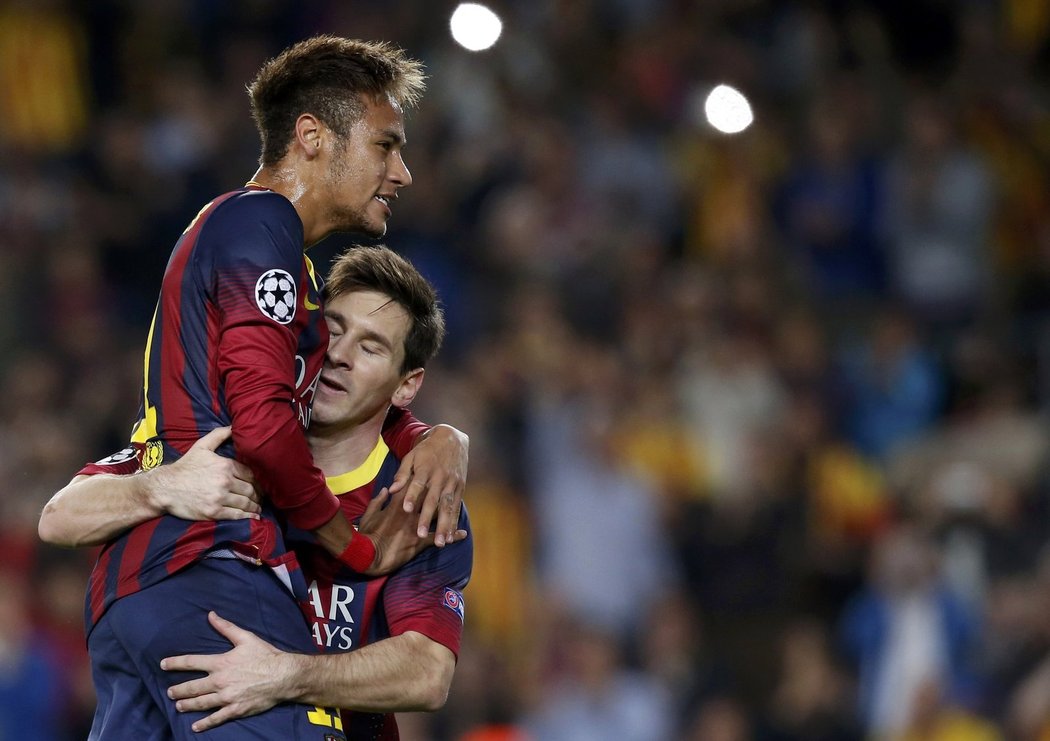 Hvězdy v akci. Lionel Messi slaví proměněný pokutový kop do sítě AC Milán s Neymarem