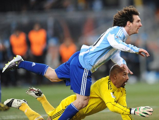 Messi v tvrdém souboji s Perézem. Messi v tvrdém souboji s Perézem.