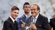 Lionel Messi dostává cenu pro nejlepšího fotbalistu Evropy, v pozadí přihlíží Cristiano Ronaldo