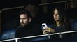 Lionel Messi na tribuně během zápasu s Benfikou