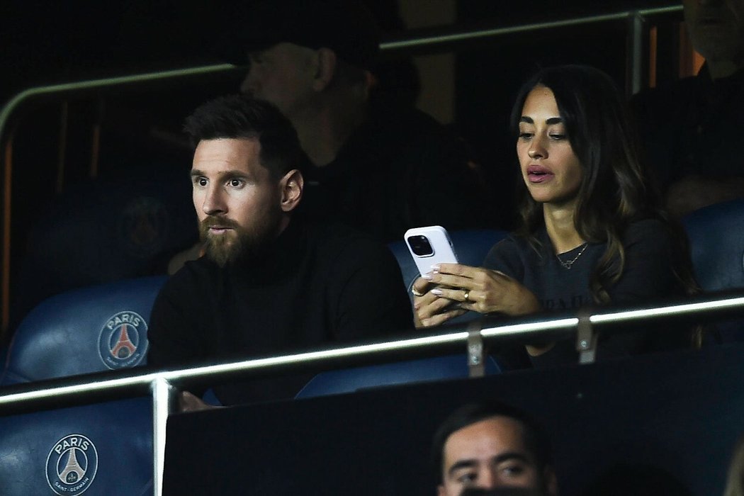 Lionel Messi na tribuně během zápasu s Benfikou