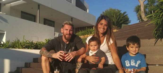 Lionel Messi s partnerkou Antonellou a synky Thiagem a Mateem.