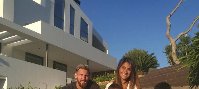 Lionel Messi s partnerkou Antonellou a synky Thiagem a Mateem.