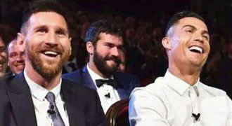 Ronaldo seděl vedle Messiho a hlásil: Snad konečně zajdeme na večeři