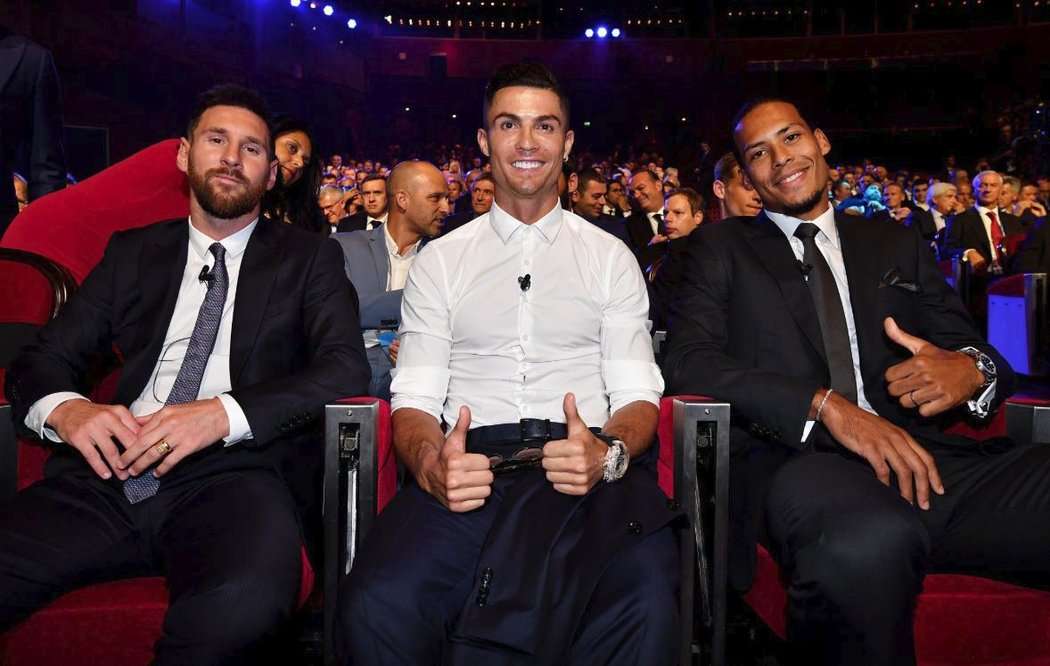 Lionel Messi, Cristiano Ronaldo a Virgil van Dijk na losování základních skupin Ligy mistrů