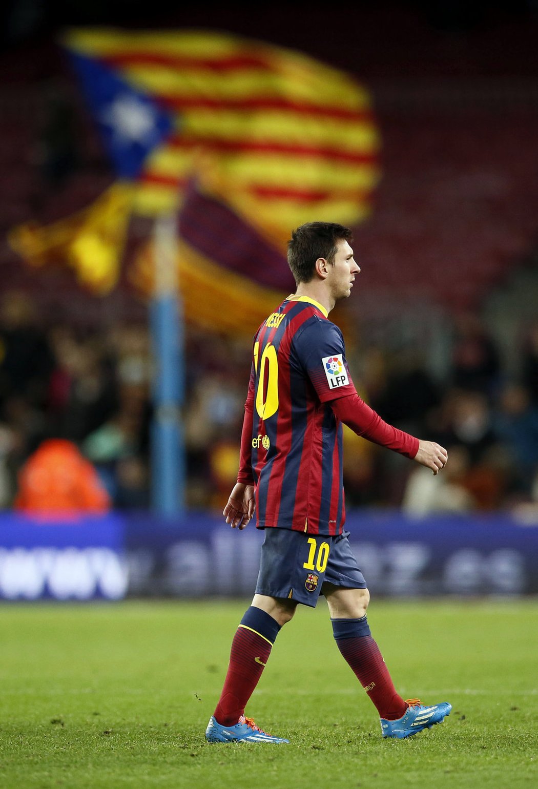 Lionel Messi odchází z trávníku poté, co Barcelona prohrála s Valencií