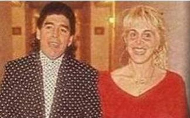 V takovém obleku se před lety objevil na veřejnosti po boku bývalé manželky Diego Maradona V takovém obleku se před lety objevil na veřejnosti po boku bývalé manželky Diego Maradona