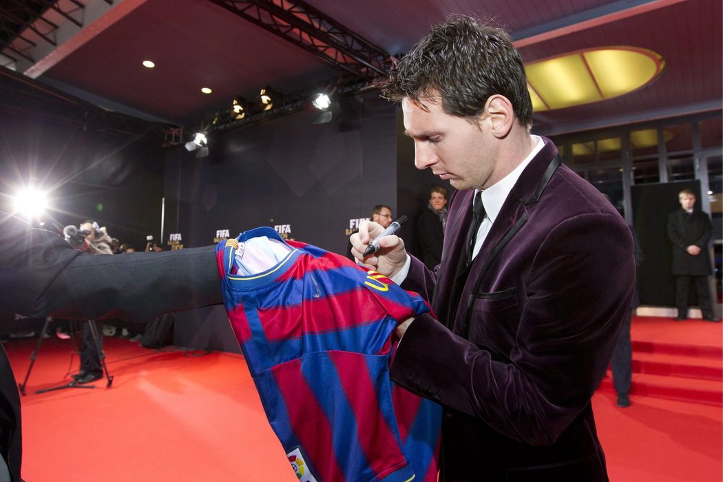 Messi se podepisuje na barcelonský dres