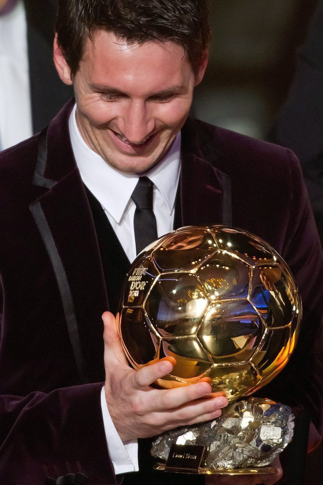 Messi si prohlíží cennou trofej