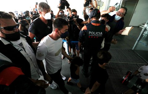 Lionel Messi s rodinou na letišti v Barceloně