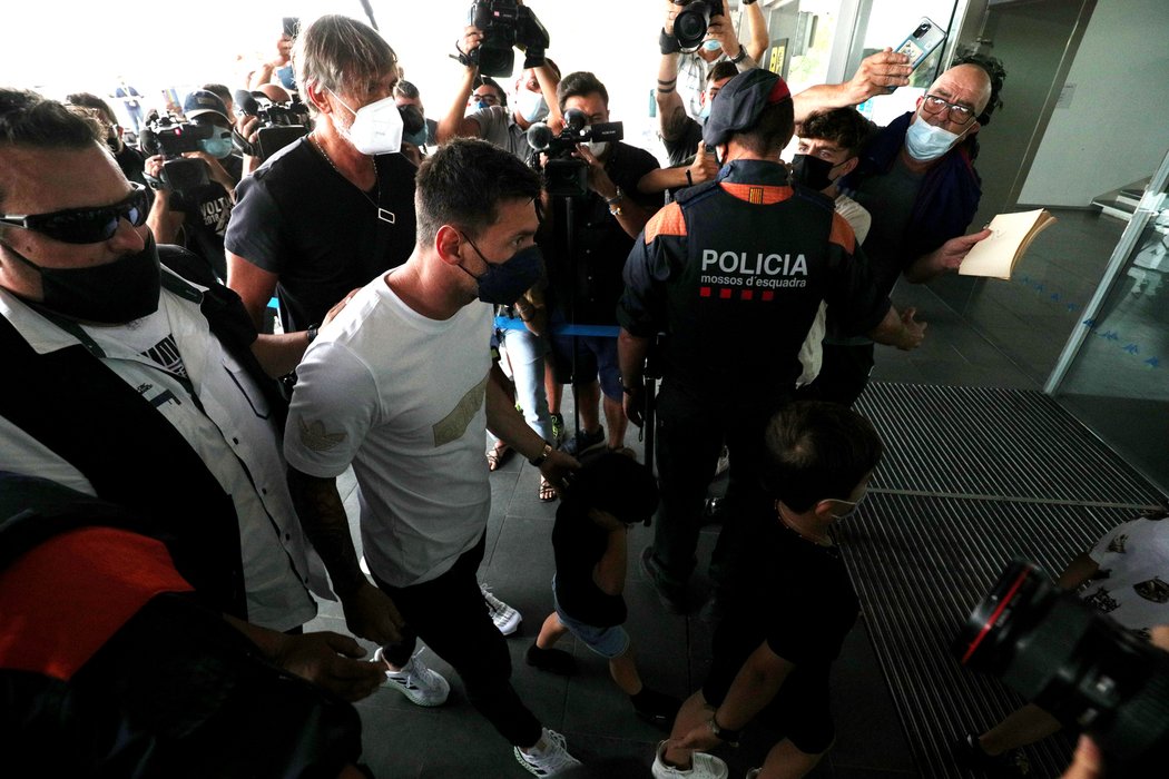 Lionel Messi s rodinou na letišti v Barceloně