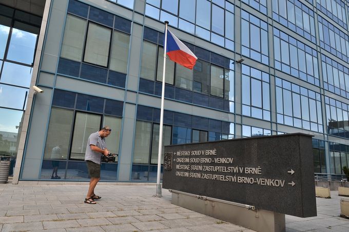 Fotbalový skandál ONLINE: ze čtyř už je ve vazbě jen jeden. Propuštěn byl Prokeš Fotbalový skandál ONLINE: ze čtyř už je ve vazbě jen jeden. Propuštěn byl Prokeš