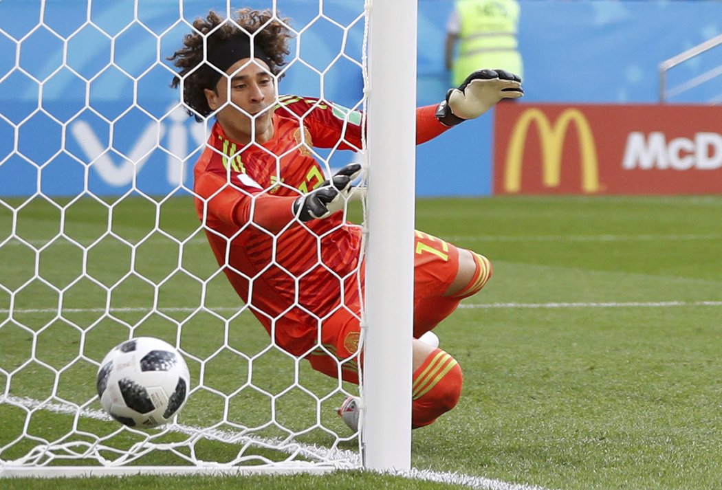 Mexický brankář Guillermo Ochoa zasahuje v duelu se Švédskem na MS v Rusku