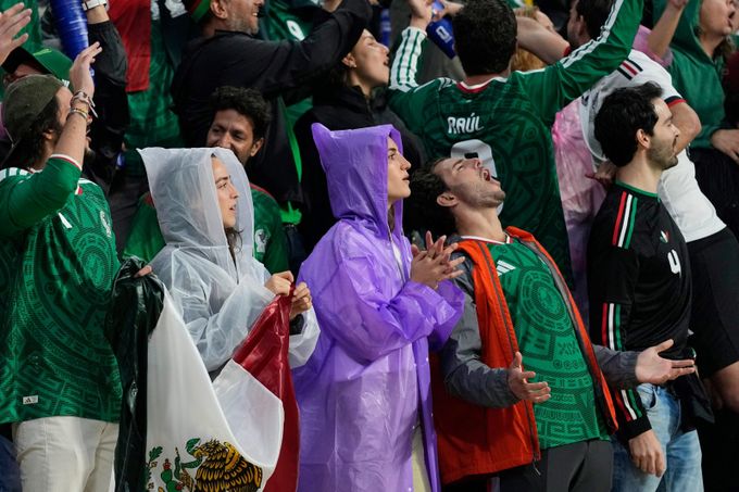 FIFA kvůli bouřce v Mexiku hlásila: Rušíme hydratační pauzy! Pak potichu názor změnila FIFA kvůli bouřce v Mexiku hlásila: Rušíme hydratační pauzy! Pak potichu názor změnila