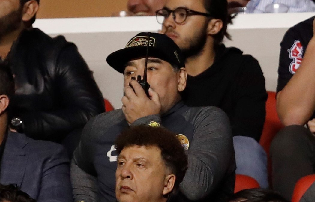 Diego Maradona musel sledovat odvetu finále druhé mexické ligy jen z tribuny. Na lavičku svého týmu Dorados posílal instrukce skrz vysílačku