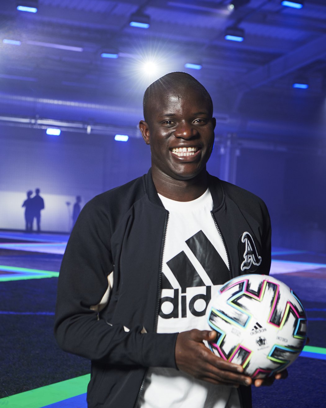 Francouzský mistr světa a záložník Chelsea N&#39;Golo Kante pózuje s míčem pro EURO 2020