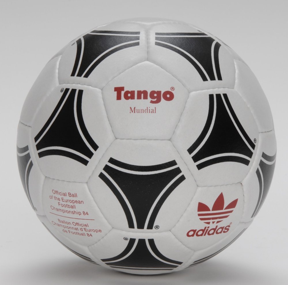 Tango Mundial, ME 1984 Francie. První nekožený balón vyrobený z polyuretanového materiálu.