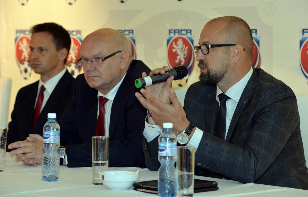 Michal Prokeš (vpravo) na valné hromadě Fotbalové asociace České republiky v roce 2017