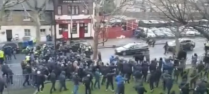 Fanoušci Evertonu v přímé blízkosti hospody s příznivci Millwallu