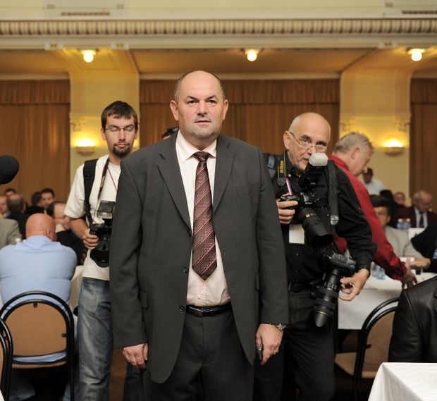Miroslav Pelta přichází na mimořádnou valnou hromadu FAČR Miroslav Pelta přichází na mimořádnou valnou hromadu FAČR