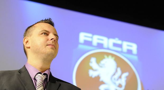 Jindřich Rajchl na mimořádné valné hromadě FAČR Jindřich Rajchl na mimořádné valné hromadě FAČR