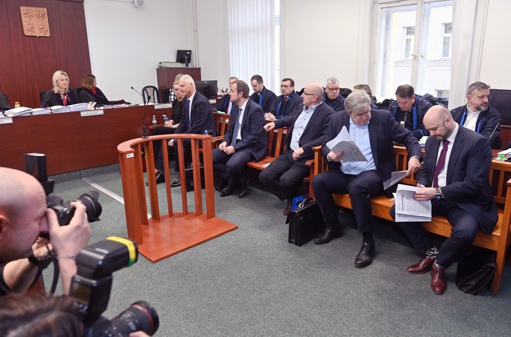 Miroslav Jansta (druhý zprava) u soudu v kauze &#34;sportovních dotací&#34;