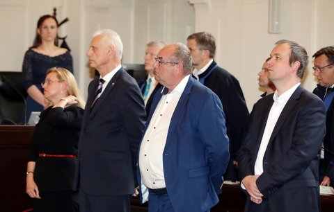 Miroslav Pelta u soudu, vpravo rovněž obžalovaná Simona Kratochvílová