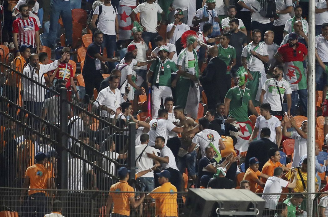 Zeleno-bílé hlediště na semifinále Alžírska s Nigérií