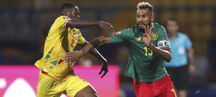 Kapitán Kamerunu Eric Maxim Choupo Moting se probíjí po křídle při zápasu proti Beninu